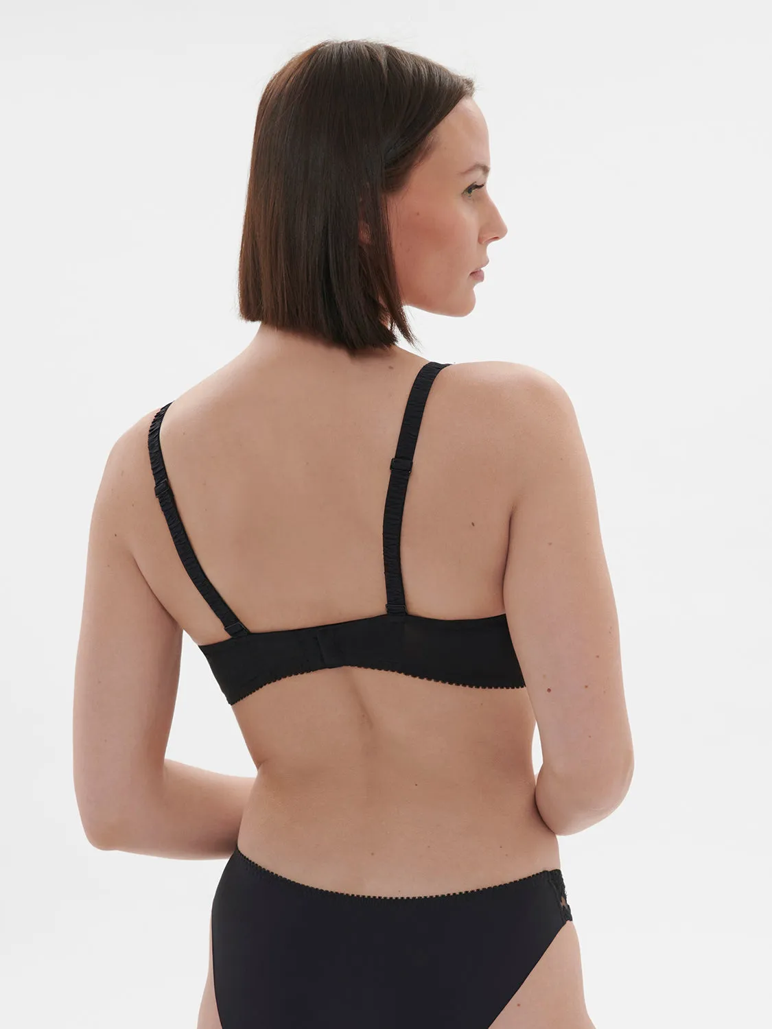 Intrigue Triangle Contour - Black