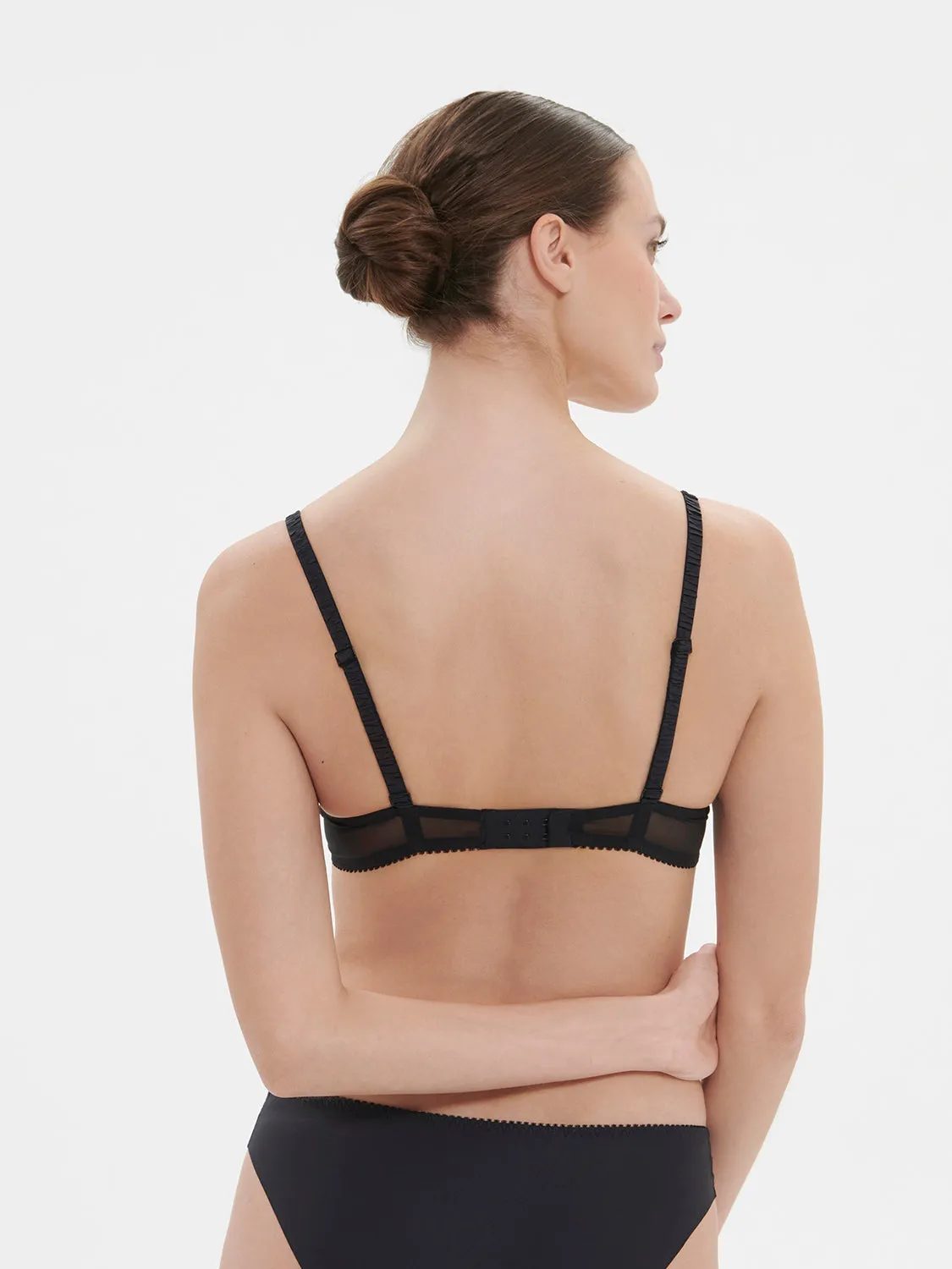 Intrigue Triangle Contour - Black