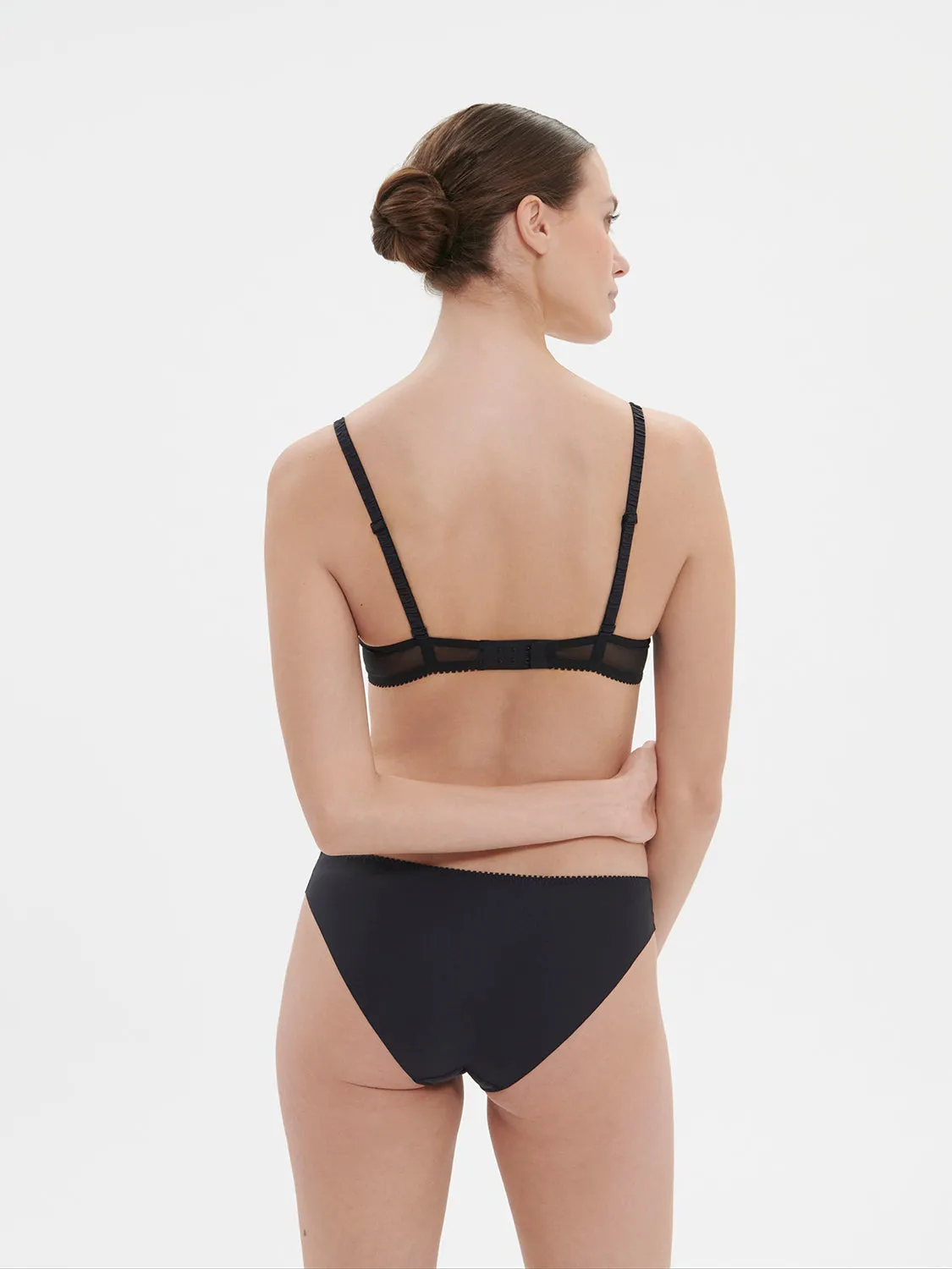 Intrigue Triangle Contour - Black