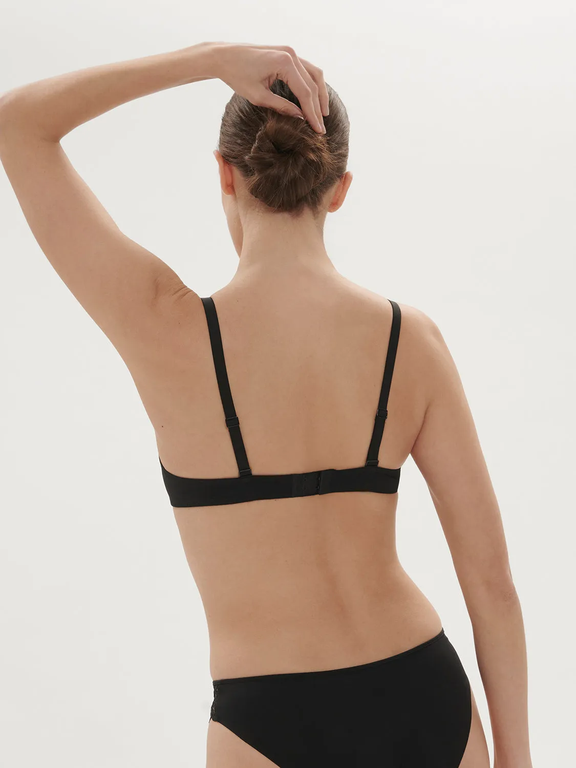 Saga Triangle Contour - Black