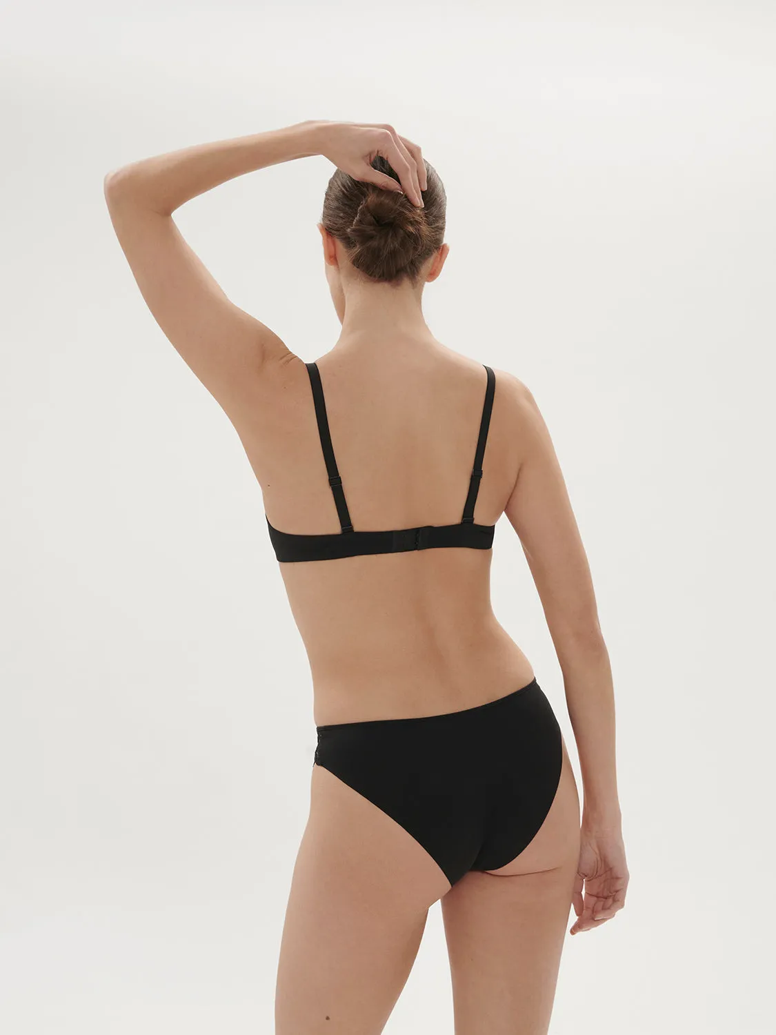 Saga Triangle Contour - Black