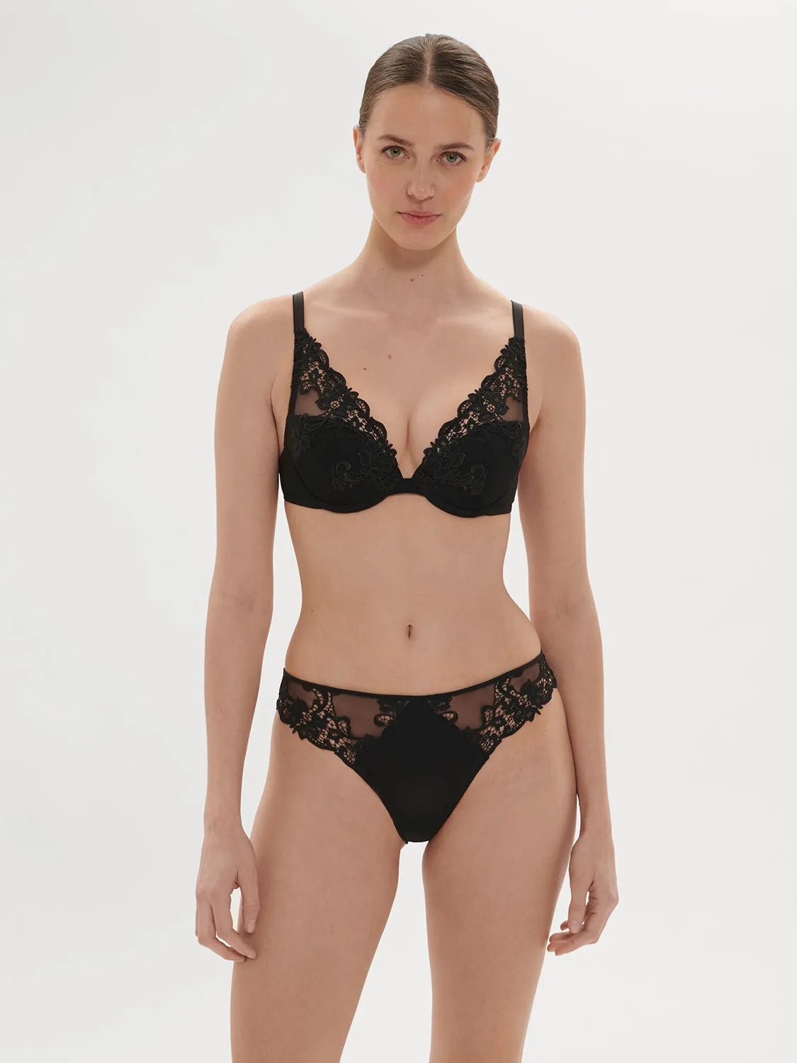 Saga Triangle Contour - Black